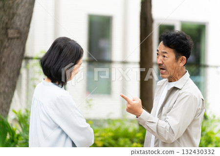 成熟夫婦戰鬥生活方式形象 132430332