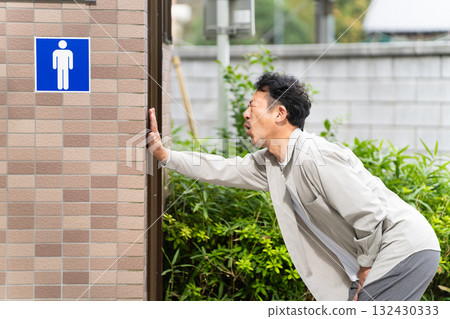 中年男子進入公共衛生間的生活形象 132430333