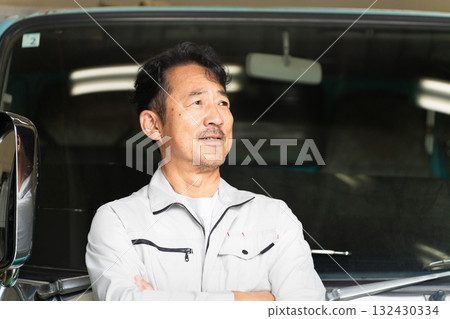 一名中年男子在卡車前擺姿勢的施工影像 132430334