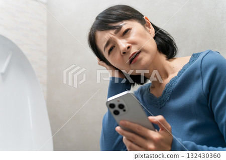 一位患有廁所問題的中年婦女的生活方式形象 132430360