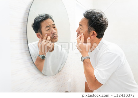 中年男子保養肌膚的美容形象 中年男子保養肌膚的美容形象 132430372