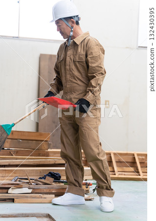 在建築工地工作的中年男子 132430395