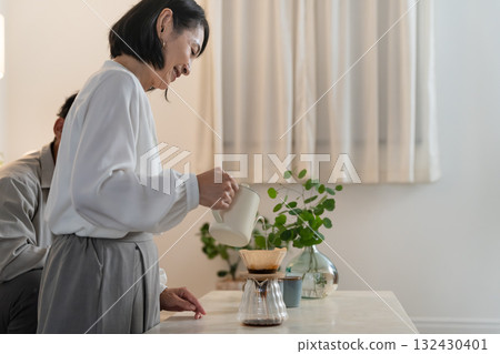 中年婦女為中年男子煮咖啡的生活方式形象 132430401