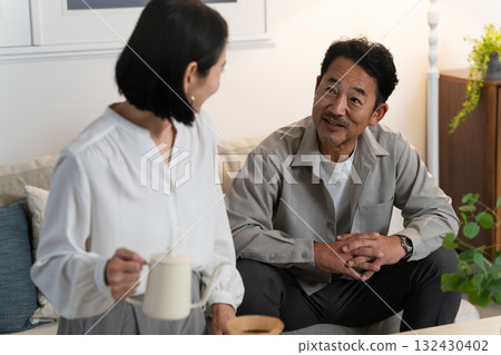 中年婦女為中年男子煮咖啡的生活方式形象 132430402