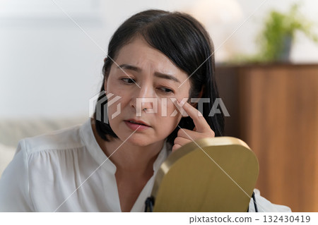 保養肌膚的中年婦女美容形象 132430419