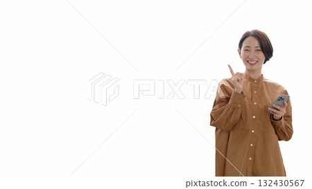 窗邊打電話的女人，帶有文字的剪切圖像 132430567