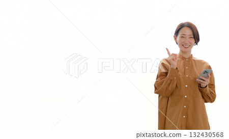 窗邊打電話的女人，帶有文字的剪切圖像 132430568