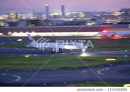 黃昏的羽田機場，飛機著陸，東京大田區 132430889