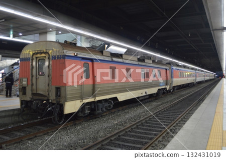 停在韓國鐵路龍山站的木槿花號列車和動力車 停在韓國鐵路龍山站的木槿花號列車和動力車 132431019