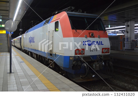 電力機車牽引的木槿花列車停靠韓國鐵路龍山站 電力機車牽引的木槿花列車停靠韓國鐵路龍山站 132431020