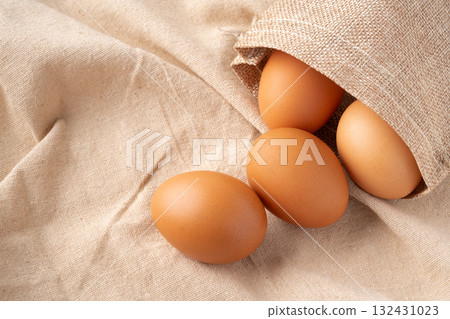 蛋（赤玉）放在布上 132431023