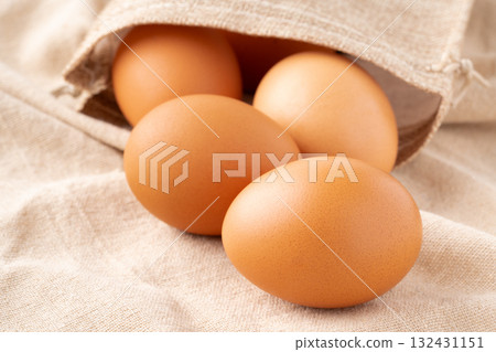 蛋（赤玉土）放在布上的特寫 132431151