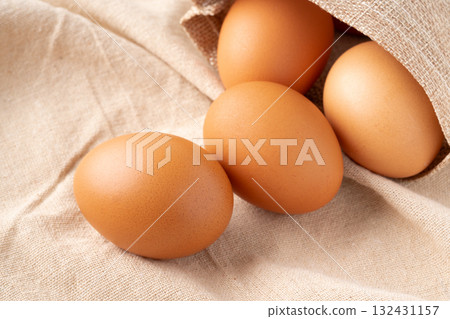 蛋（赤玉土）放在布上的特寫 132431157
