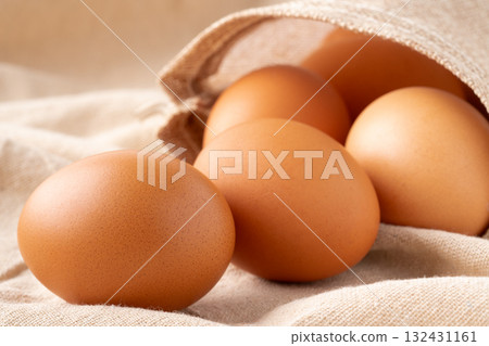 蛋(赤玉土)放在布上的特寫 蛋(赤玉土)放在布上的特寫 132431161