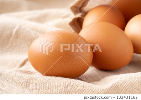 蛋（赤玉土）放在布上的特寫 132431162