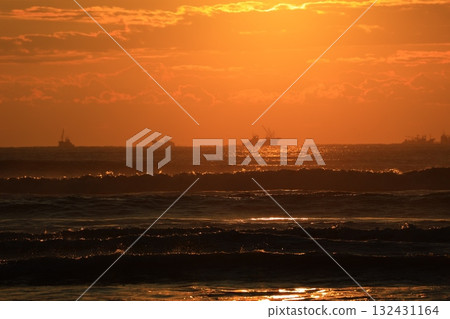 Sunrise, waves and sea on the Kujukuri coast 132431164