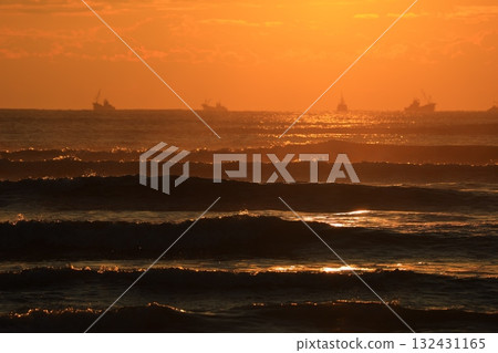 九十九里海岸的日出、海浪和大海 132431165