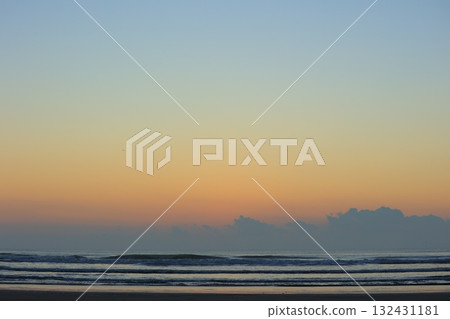 九十九里海岸的日出、海浪和大海 九十九里海岸的日出、海浪和大海 132431181