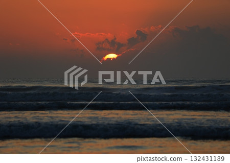 Sunrise, waves and sea on the Kujukuri coast Sunrise, waves and sea on the Kujukuri coast 132431189