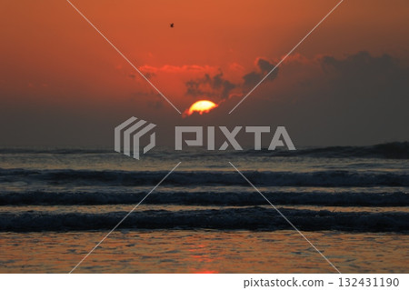 Sunrise, waves and sea on the Kujukuri coast Sunrise, waves and sea on the Kujukuri coast 132431190