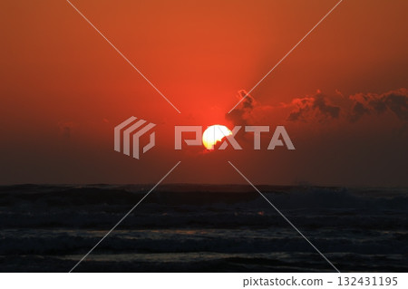 Sunrise, waves and sea on the Kujukuri coast 132431195