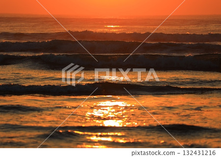 九十九里海岸的日出、海浪和大海 九十九里海岸的日出、海浪和大海 132431216