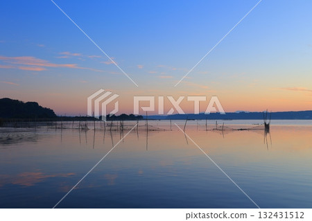 Asahi reflected on the surface of the water 132431512