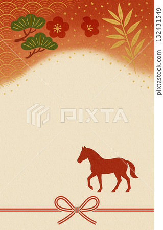 用松、竹、梅和水引裝飾的馬年新年賀卡模板（帶邊距） 132431549