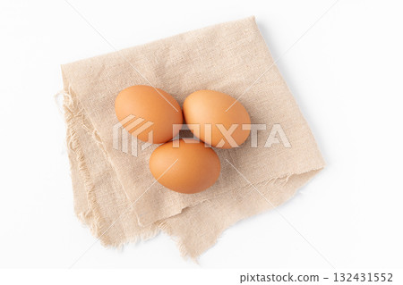 雞蛋（紅蛋）放在白色背景上的一塊布上 132431552