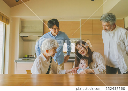 三代家庭在家聚會 132432568