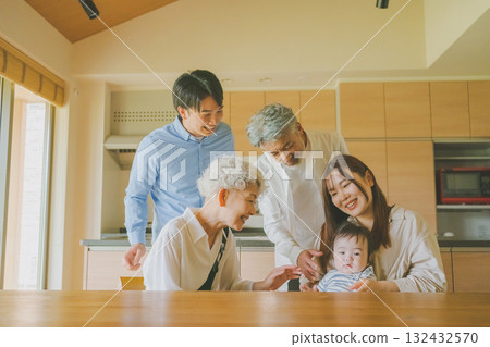 三代家庭在家聚會 132432570