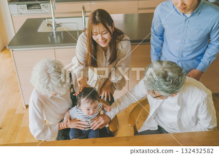 祖父母和孫子一起玩 132432582