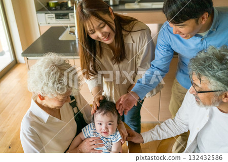 祖父母和孫子一起玩 132432586