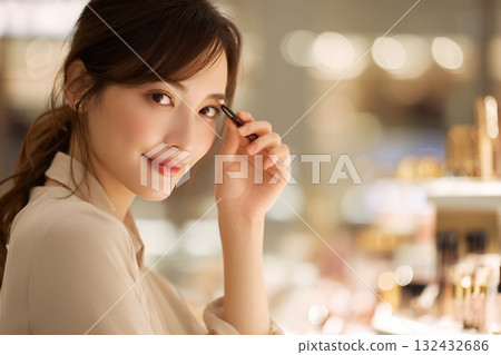 Stylish adult Japanese beauty applying makeup (side view) 132432686