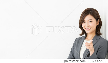 Persuasive gestures by Japanese female employees to speak to you 132432719