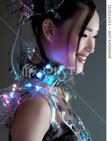 2100 年的未來髮型和化妝趨勢（豎圖） 132433031