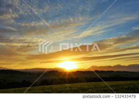 北海道秋天的黎明和美瑛的風景 132433479