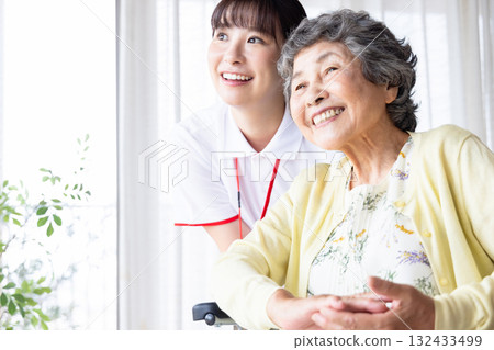 與某人關係密切的年輕護理人員 132433499