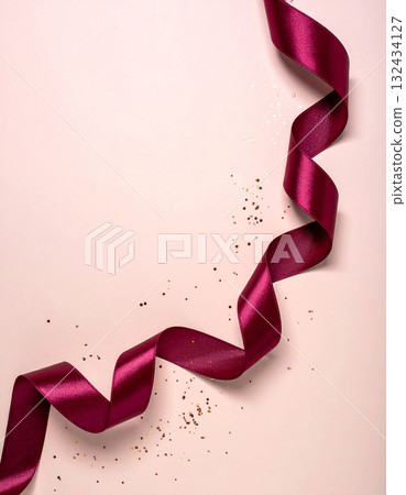 優雅柔和的背景，配上酒紅色緞帶和金色亮片 132434127
