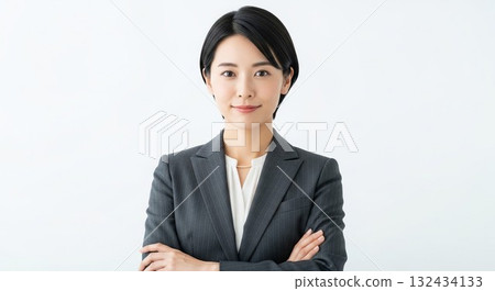 自信與決心，一位日本女員工雙手交叉，表情自信 132434133