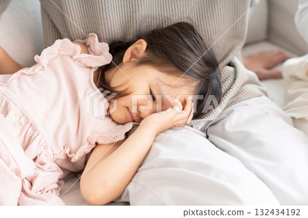 3歲女孩心情不好 3歲女孩心情不好 132434192