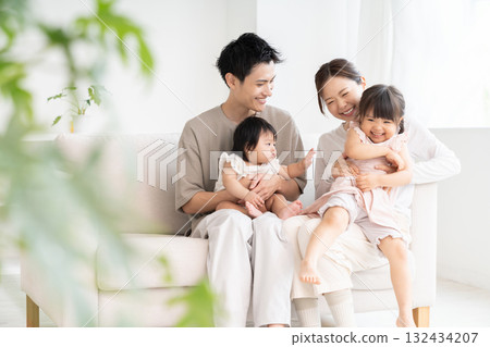 父母女兒,一家四口 父母女兒,一家四口 132434207