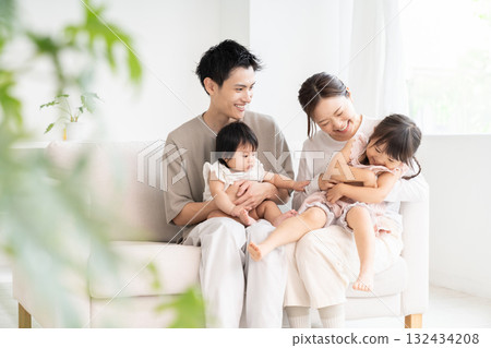 父母女兒，一家四口 132434208