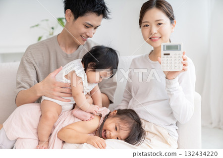 父母與女兒,四口之家,計算器,微笑 父母與女兒,四口之家,計算器,微笑 132434220