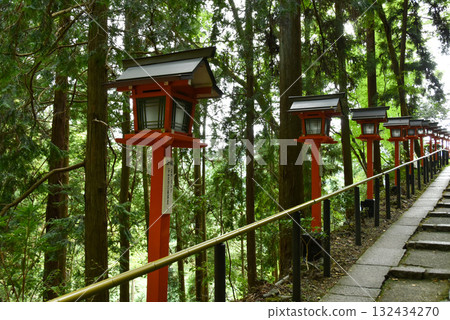 秋季的鞍馬寺:石階與燈籠 秋季的鞍馬寺:石階與燈籠 132434270
