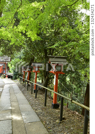 秋季的鞍馬寺：石階與燈籠 132434271