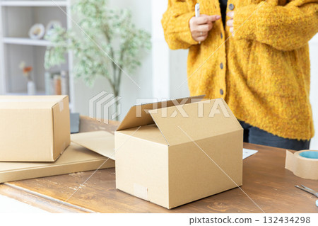 打包的女人的手 132434298