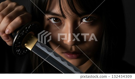 手持日本刀的日本少女的銳利目光 手持日本刀的日本少女的銳利目光 132434309