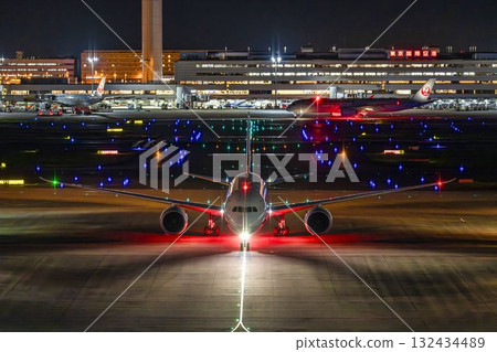 羽田機場夜間，飛機滑行，東京大田區 132434489