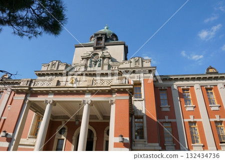 聳立在藍天下的名古屋市立檔案館 132434736